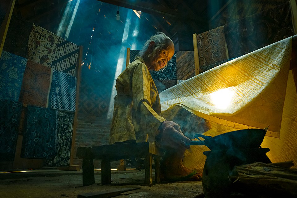 Proses pembuatan batik tulis